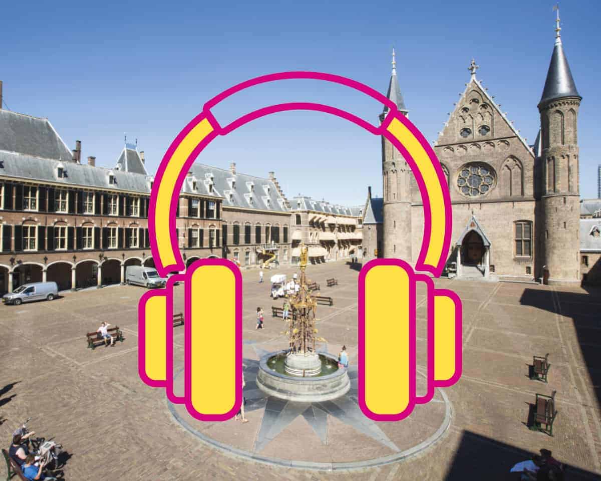 Een foto ter illustratie van de audiotour van ProDemos. Een foto van het Binnenhof tegen een blauwe lucht. Je ziet rechts de Ridderzaal en links de Eerste Kamer, beide gebouwen zijn in grijze steen uitgevoerd. Op de voorgrond staat de fontein. Over de foto is in geel en roze een groot icoon van een koptelefoon heen geplaatst.