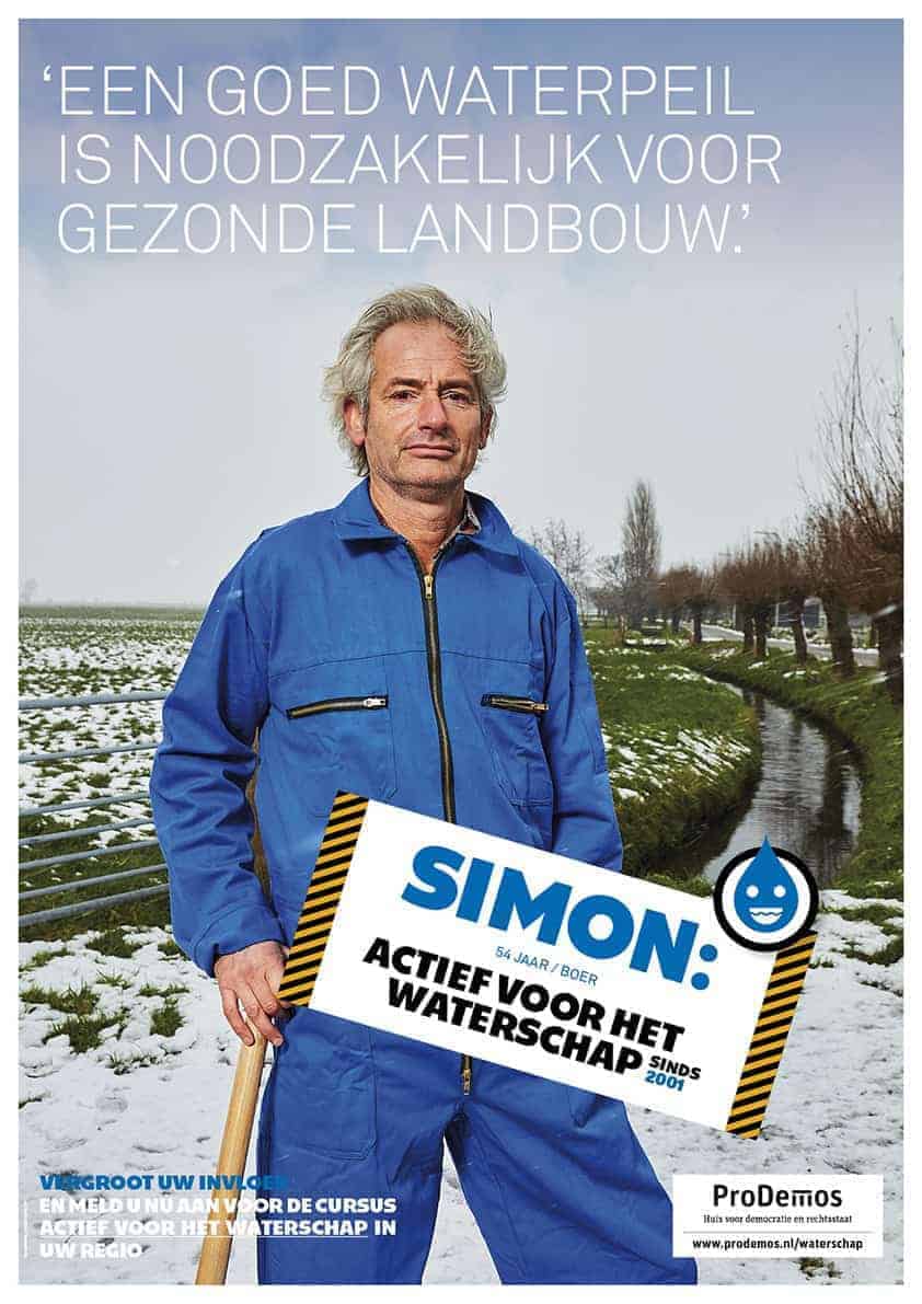 Actief voor het waterschap, poster Simon. Een witte man met grijs haar staat in een blauwe overall voor een besneeuwd weiland.