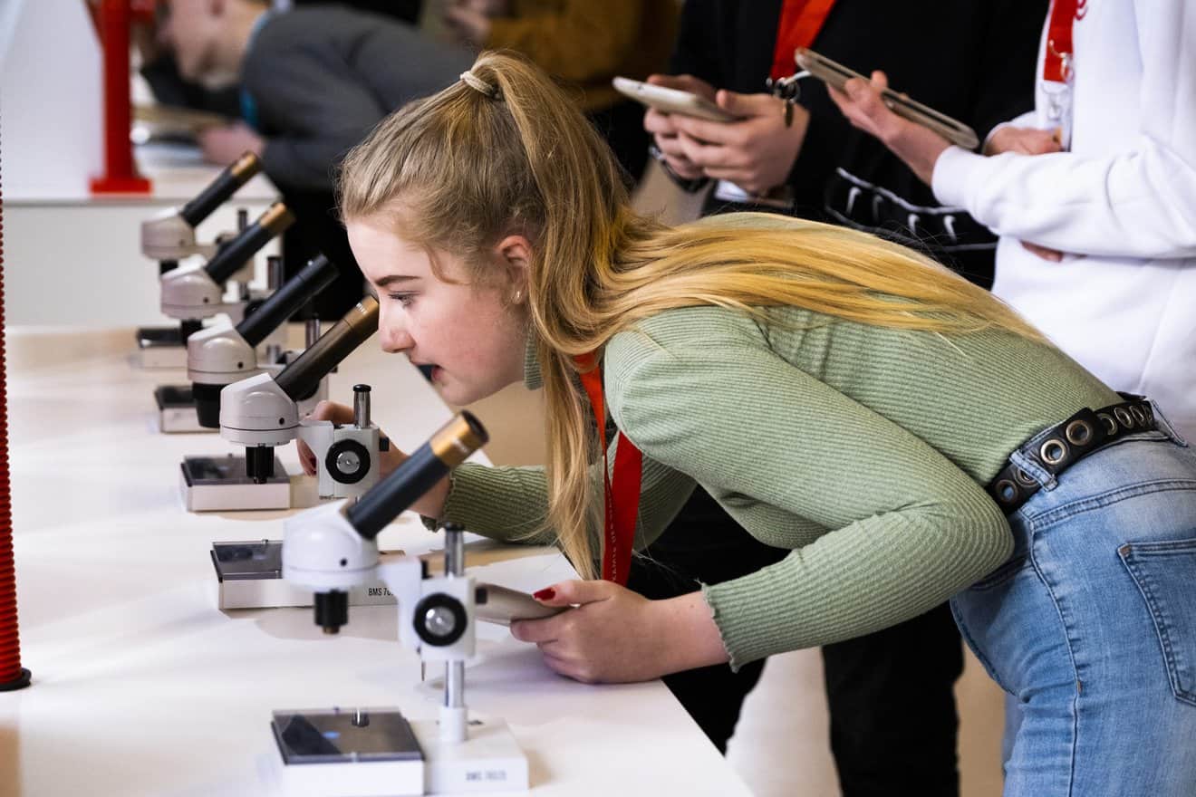 Meisje met microscoop in het DemocratieLAB