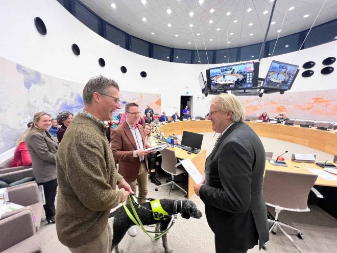 Ervaringsdeskundige overhandigt handreiking Toegankelijk Stemmen aan Jaap Smit, voorzitter IPO