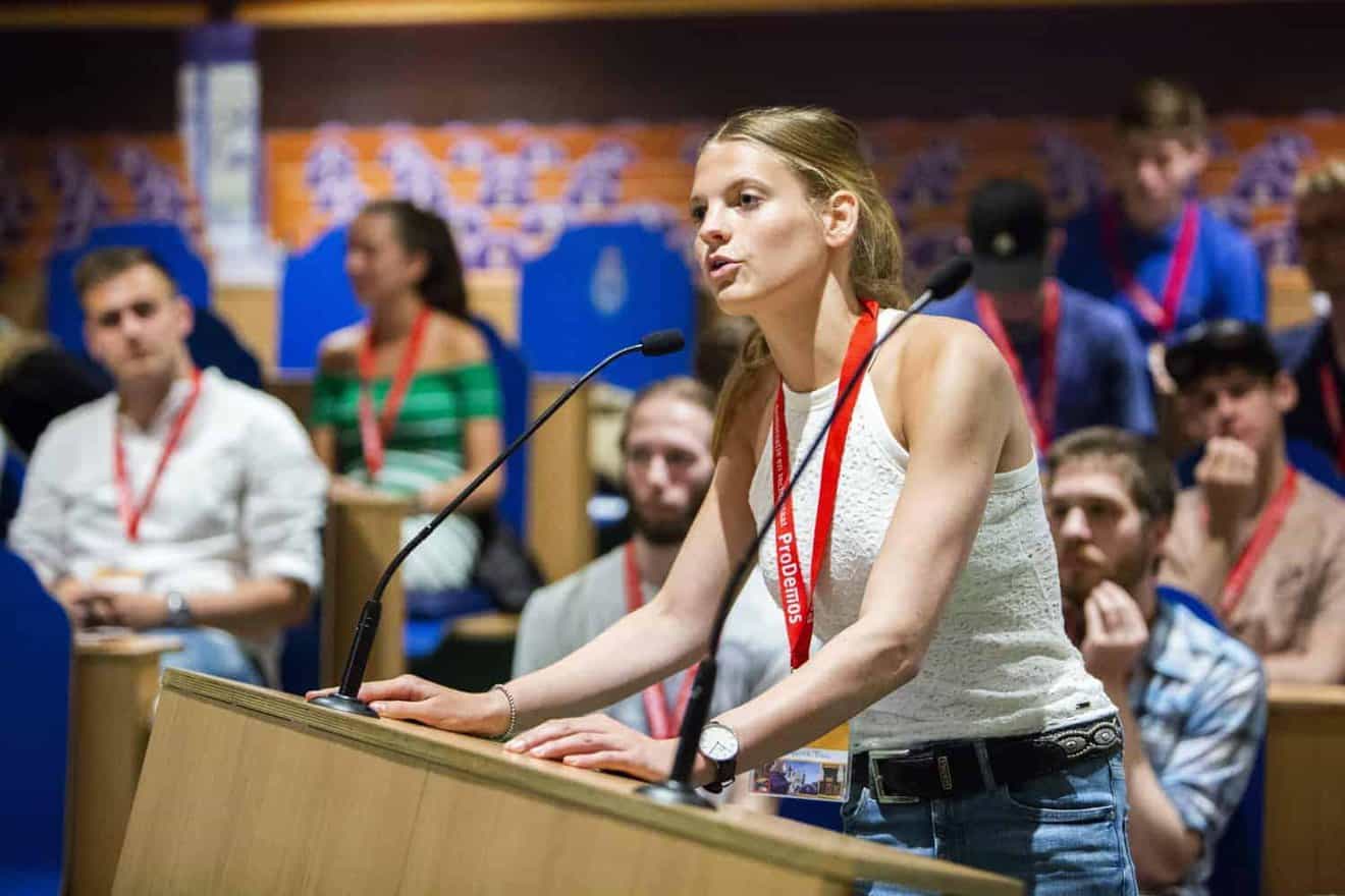 Een student beargumenteert haar standpunt in de Parlementszaal van ProDemos tijdens het interactieve onderdeel Kamerdebatsimulatie.