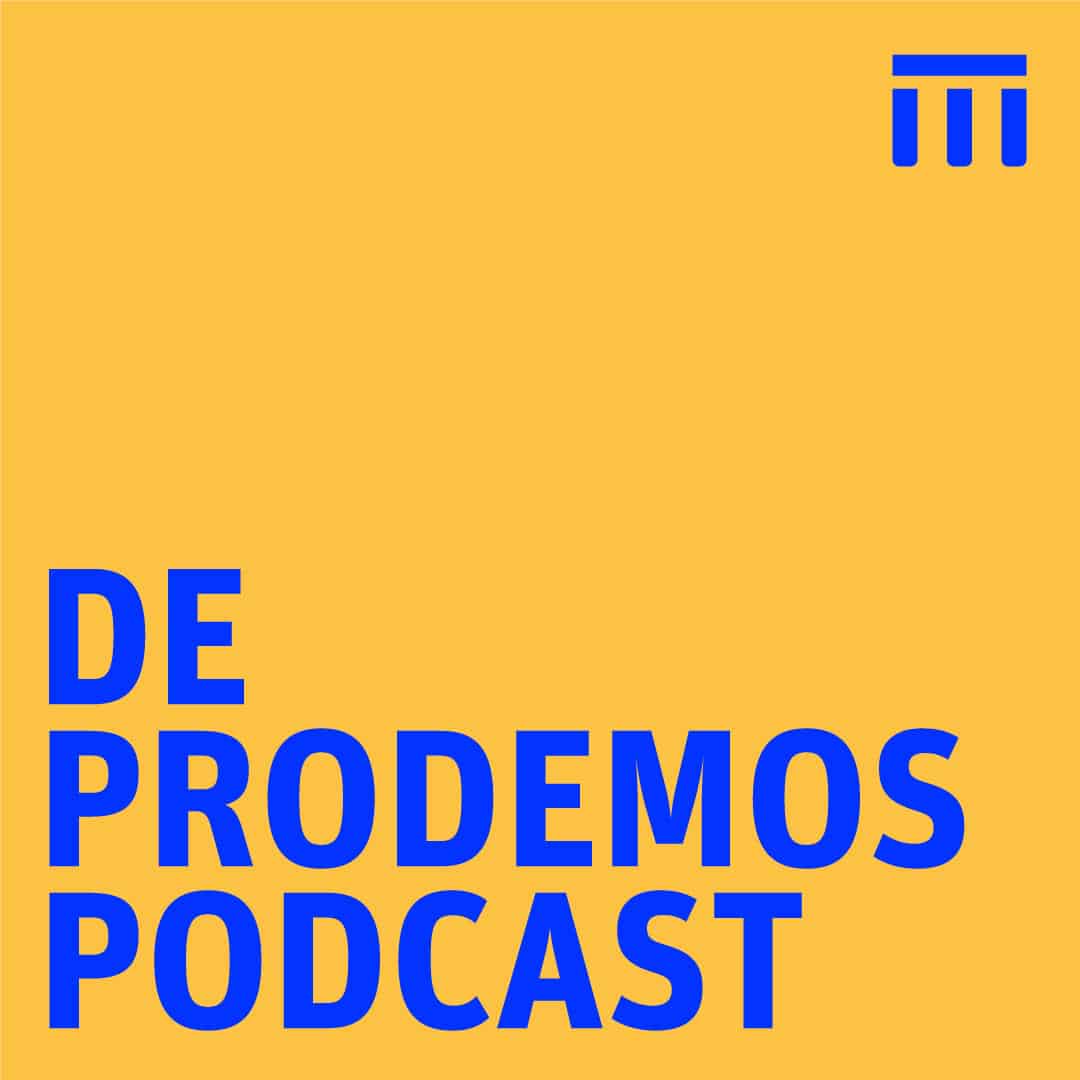 De tekst 'De ProDemos Podcast' staat in donkerblauwe letters linksonder op een warmgeel vierkant vlak. In de rechterbovenhoek is een donkerblauwe letter 'm' te zien uit het logo van ProDemos
