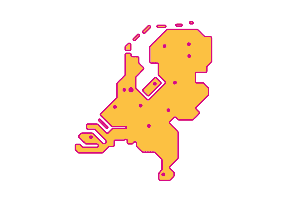 Op een wit vlak zie je een gele kaart van Nederland omlijnd in roze. De provinciehoofdsteden zijn met roze stippen aangegeven op de kaart.