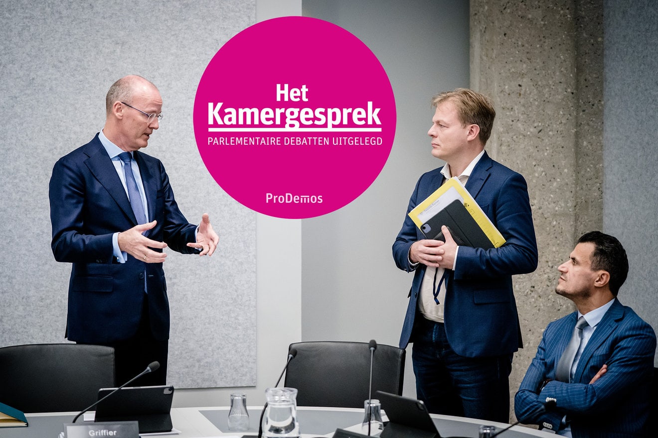 Op de foto zien we Tweede Kamerleden Farid Azarkan en Pieter Omtzigt in gesprek met president-directeur van de Nederlandsche Bank Klaas Knot