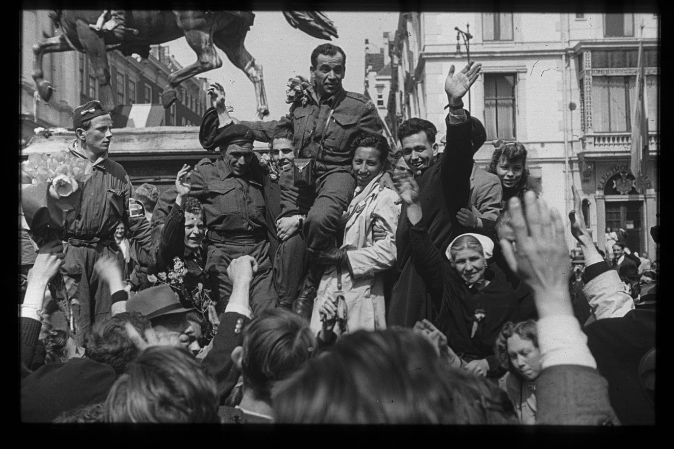 Feestende menigte voor Paleis Noordeinde na de bevrijding in mei 1945 (Foto: J.C. van Tussenbroek, collectie Haags Gemeentearchief)