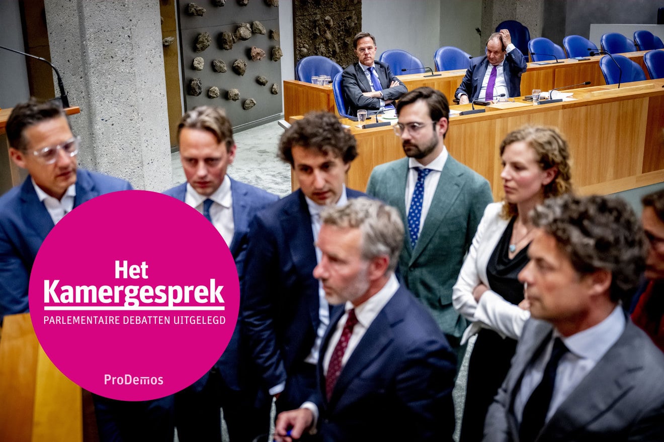 We zien Kamerleden overleggen tijdens een debat. Op de achtergrond zien we premier Rutte en minister Vijlbrief naar het overleg kijken.