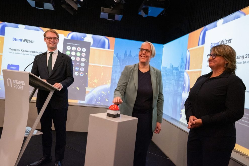 Stemdebat over politieke keuze en democratie bij ProDemos, met drie sprekers en interactieve presentatie.