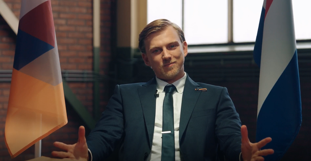 Vdeobeelden van de fictieve politiek leider, gespeeld door acteur Arthur Harshagen.
